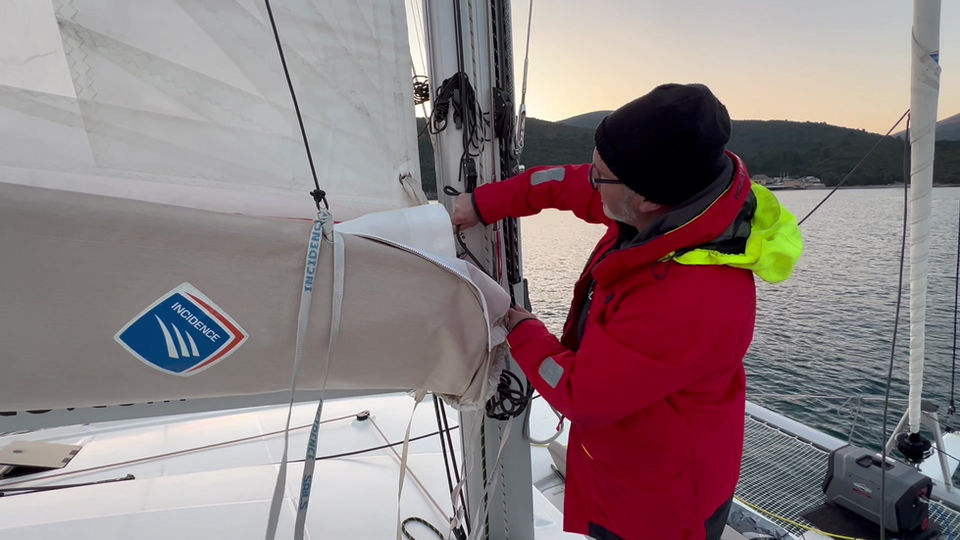 Reefing at the mast